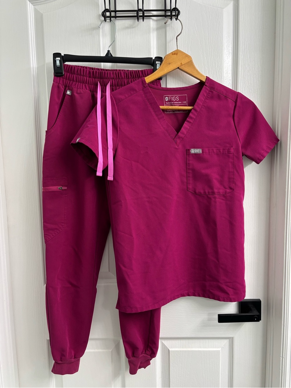 FIGS Women's High Rise Jogger Scrub Set